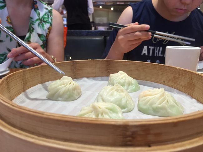 小籠包もいろいろ種類がありまして。。。<br />オーソドックスなものからこれは、へちまはいってる分だったかな？<br /><br />小籠包は今日の方が好みでチャーハンは昨日がすきだったかな？？<br /><br />とにかくここの従業員の方はきびきび。<br />おいしいお茶を何度もついでくれるし。日本もみならえよーーー<br /><br />めいっこはお茶をついでくれた従業員を好きになってました♪