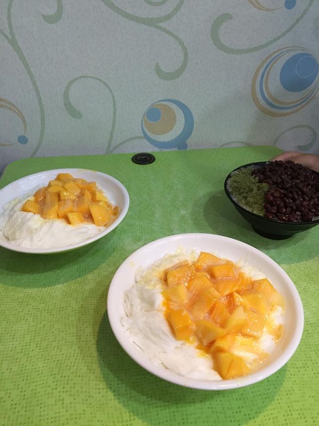 小籠包食べたあとなのに、、、<br />すぐに行きますよ！！デザートは別腹！！<br /><br />「冰讚」にいきました！<br />すでに行列。。。<br />でも回転は早いので、大丈夫です。<br />普通マンゴーだろ！？って思うのに、くだものきらいなめいっこ、あずきと抹茶のかき氷。（しかもめいっこ小豆は食べれない）<br /><br />大人過ぎる渋い抹茶は、小豆と食べるからおいしいのであって、抹茶だけだと・・・<br />マンゴー食べたるから・・・このふわふわマンゴーにしといたらよかったな〜〜〜