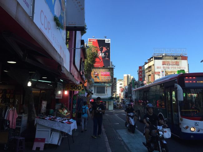 だんだん時間も押してきました。。。<br />どうしても行きたいところが！！<br /><br />士林夜市にきましたーーー<br />５時から開くと書いてあったので、５時きっかり位に入りました。<br /><br />そしてグルメなものにも目もくれず・・・<br />着いた先が！？<br />