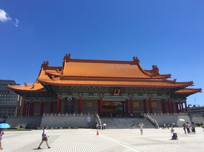 めいっこが行ってみたいと訪れた中正紀念堂に地下鉄で行ってみた。<br />ん？<br /><br /><br />なに？この大きさ！！！<br /><br /><br />なんですかーーーー！！