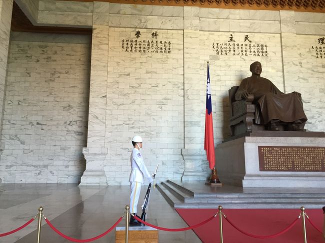 中には、蒋介石の銅像があって、それを衛兵が守ってます。<br /><br />妹が、「人なん？」<br />って。。。<br /><br />人です。<br /><br />時間が合えば、交代するのも見れたんですけど。。。
