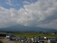 東北自動車道を走る。休息でストップした安達太良サービスエリアから見た安達太良山(福島県二本松の近く）