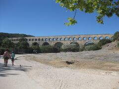 バスは４０分でＲｏｎｄ Ｐｏｉｎ Ｐｏｎｔ Ｄｕ Ｇａｒｄに到着。
バス停から歩くこと１０分で入場券売り場に到着。

そこから歩くこと６，７分　突然ポン・デュ・ガールが姿を見せる。