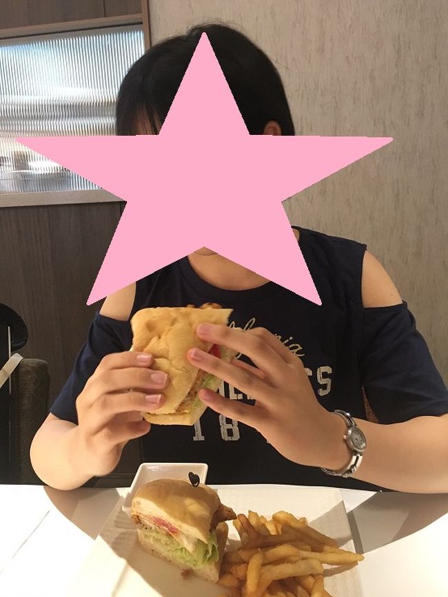 占いの後急いで、台北駅に戻り、同じようにリムジンバスに乗って空港へ。<br /><br />空港では荷物が重すぎてもダメなので（１０ＫＧまで）すが、私は自分の持ってる荷物が10kg超えてないことは山歩きからわかっていましたので（＾＾）大丈夫でした。<br />最後のごはんは空港内で。20分で食べましたよ。。。<br />お土産も買って、免税による暇もなく、飛行機は飛び立ちました。。。<br /><br />16日深夜1時半関空着。<br /><br />たいへんたいへんどたばた！<br />ちょっとゆっくりもっとテーマしぼって行きたいです！！