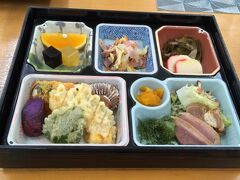 お昼ご飯は期待しなければ、まずくはないレベルでお腹一杯に。
とにかく暑いのでクーラーがご馳走です。

帰り際にマンゴーのソフトクリームを購入。
マッタリとして美味でした。