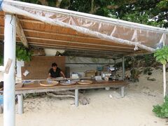 浜への入り口にお土産屋さんがあります。
キーホルダーとか星の砂とか売っています。