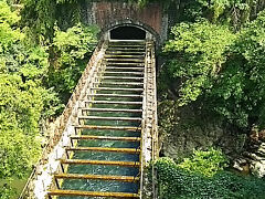 赤い鳥居の「山王宮」の右手の「トイレ」の奥に「発電所に取水している水路」があります。
金網越しになりますが、一見の価値がある景色でした！