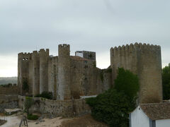 　ポザーダ・デ・カステロPousada do Casteloです。

　ポザーダとは古城や修道院などを改装した国営ホテルのこと。ポルトガル国内に38か所あります。スペインのパラドールと同じものですね。
　ポルトガル旅行経験者から「ポザーダいいよぅ、泊まっといでよ〜」と言われたのですが、予算の関係で今回は外から眺めるだけです。

　ここポザーダ・デ・カステロは15世紀のお城を改築したもの。9部屋しかないので、ハイシーズンは予約が難しいそうです。
