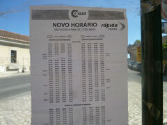 　インフォメーションセンターの裏側のバス停は、道路のこっちとあっちに二か所あるので、バスが車で「本当にこっちでいいのか？」とどきどき。ほかにお客さんがいたら、確認するといいですね。

　バス停の場所と時刻表は、オビドスについてすぐ確認、時刻表は写真に収めておきました。デジカメって本当に助かりますねぇ。わざわざメモしなくてもいいし、書き間違えることもないし。
