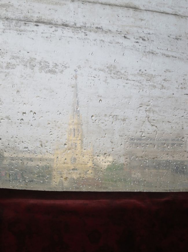 すぐに船もきたのでラッキー<br />これはサパーンタクシン乗り場付近の教会かな？<br />また運賃徴収の係りの方が・・・裸足だ（笑）<br />どうやって払ってない人を見分けてるのかな〜