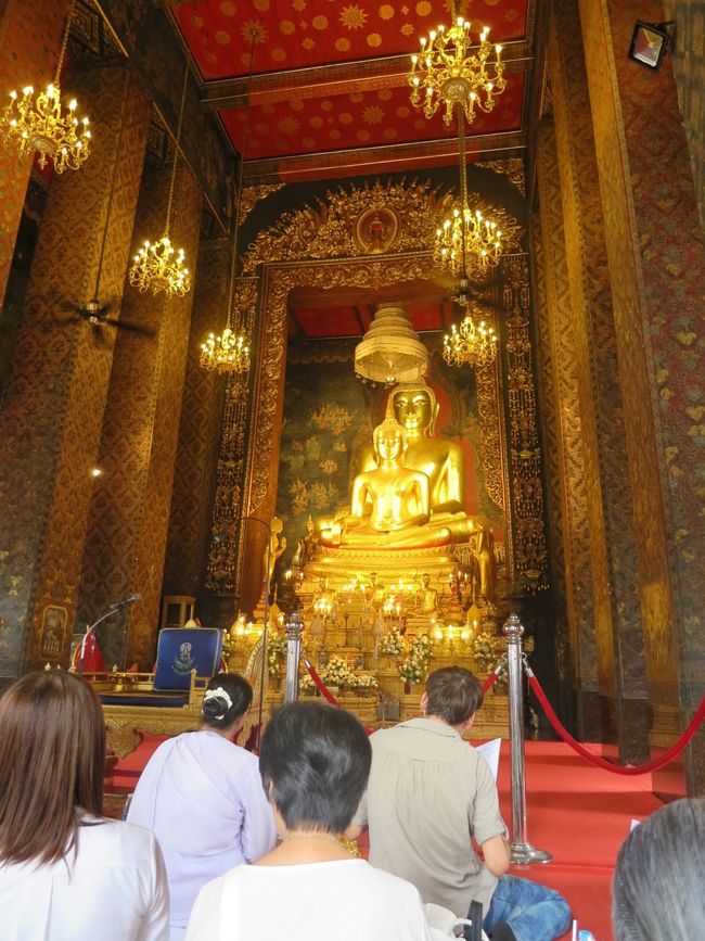 おぉ〜<br />金の仏像様が重なっておられます<br />拝観料なかったような<br />ここでも、お祈り中