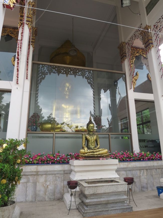 ここにも金ぴか大仏が<br />こちらは入れるのか分かりませんでした<br /><br />それから次はワット・トライミットに行きたかったので出口に、ちょうど止まったトゥクトゥクへ聞いたら「今日は寺は午後は閉まってる、明日の王妃の誕生日の用意で、ゴールドマウンテンは山だから開いてる。明日は全ての寺院、王宮も拝観料は無料」と。ロングテイルボートを勧められました。<br />ジムトンプソンの家も16時から（現時点で15時前）<br />私の提案を全てダメだししてくれました（笑）<br />で、彼が進めるカオサン通り近くの寺へ<br />はい、騙されてるのに気づいてないですね〜私。寺は王妃の誕生日の準備で閉まってるはずなのに、寺へ案内してもらうという（笑）<br />ここでも100バーツと言われたのを日本人好きだから90バーツと値下げして貰い乗りました。<br />高いのか安いのか不明。<br />