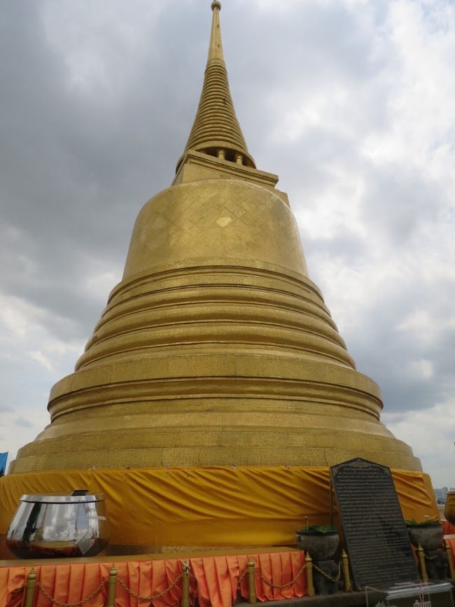 一番上へ行ける階段を見つけました！<br />ゴールドマウンテンの名前のとおり、仏塔が金ぴかです