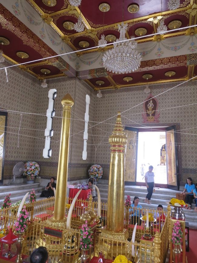 ラックムアンです<br />バンコク市の柱<br />ここで無料の舞踊を観るのを忘れました(汗)<br /><br />熱心な信者さんがお参りに来られてて、涼しい風が吹き抜け、とても良かったです！<br />拝観料有りません<br />王宮より、ここ好きです