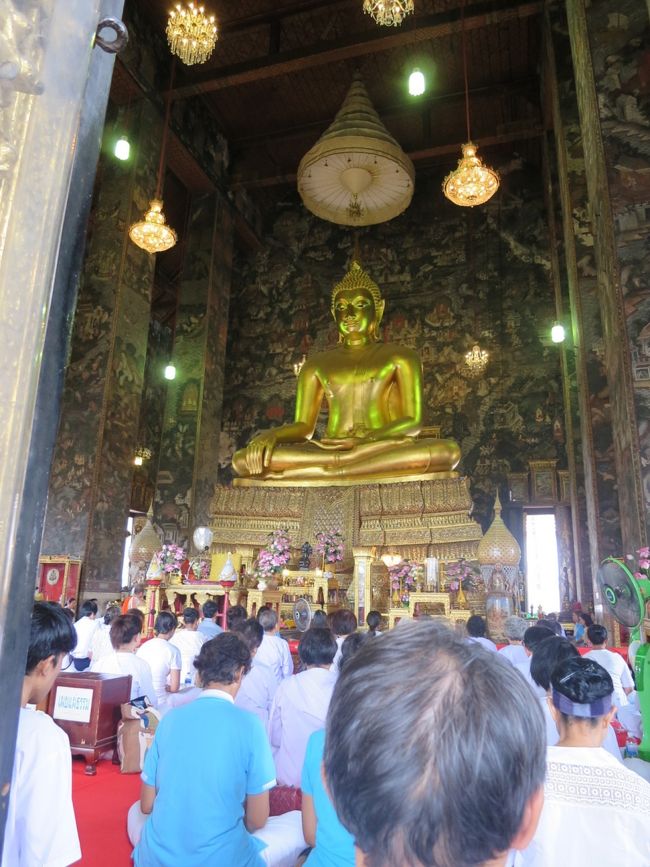 お昼のお祈りの時間なのでしょうか<br />皆さん白い衣装<br />堂内に入りきれない信者さんは外でプラスチック椅子に待機