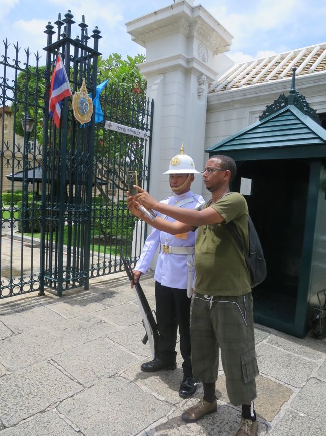 あー衛兵さんと写真撮影してる！