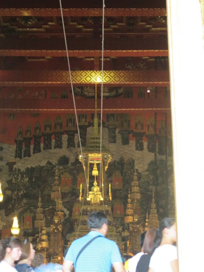 外からズーム！<br />こちらは3体あり交互に展示されてるとか？<br />また違うときに来なきゃ？<br />いや、いいや．．．