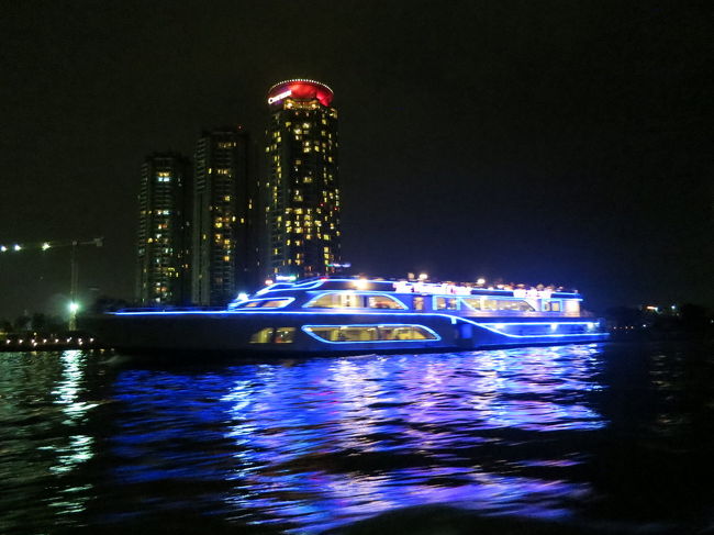 パーティーしてるような音楽がガンガンの船