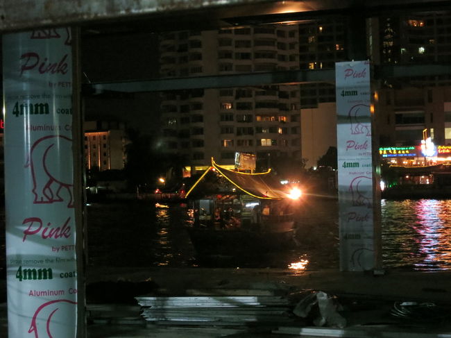 あれはホテルの渡し舟かな？<br />一応、整理係りの方がいました<br />20分ほどで無料シャトルボートに乗れました<br />けっこう大型の船