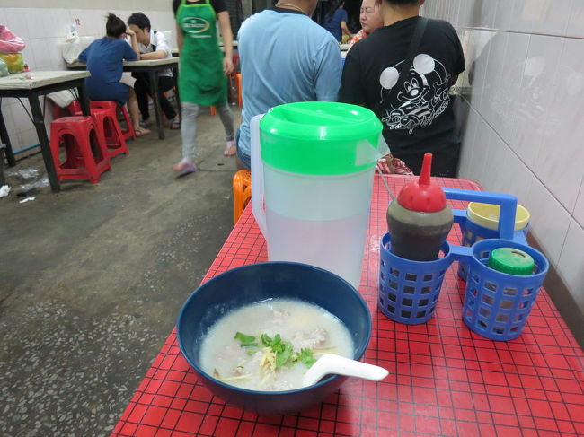 スカイバーからの帰り道に見つけた粥屋♪<br />豚肉団子と卵入り<br />高級バーからの屋台飯(笑)<br />40バーツくらいかな？この価格で食べれるから屋台は止められません！<br />この辺は下町みたいで屋台がたくさん！<br />ロビンソンデパートも有りましたよ〜<br />便利そう