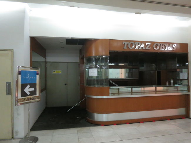 店は閉店っぽいし！<br />一応、スカイバーの看板道案内があるので迷子にはなりません。<br />フロントは見当たらず