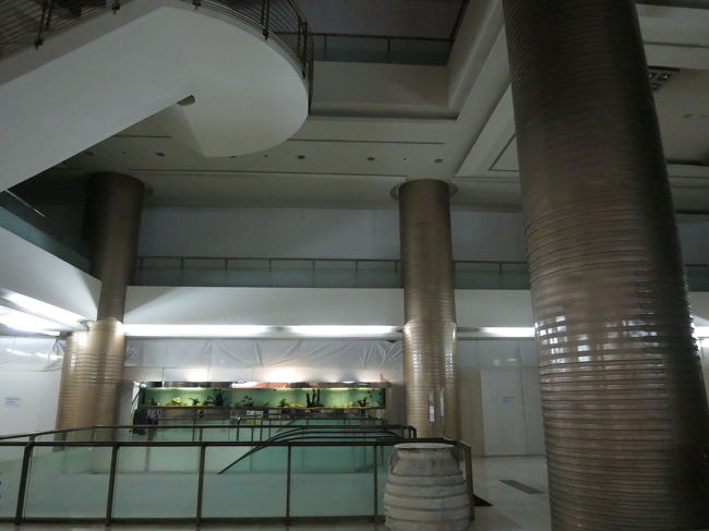 寂れてる・・・<br />ここ本当にルーフトップバーがあるホテルのロビーか？<br /><br />スカイバーへの高速エレベーターから先だけ高級感があります