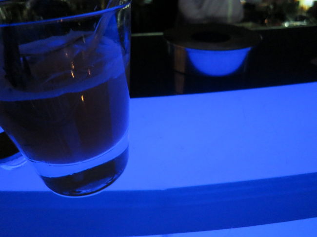 本当は夕焼け時間に着くはずだったのに真っ暗夜景（笑）<br />まっスコールが夜に来なかったのがラッキーなのでいいや♪<br /><br />スタッフはとても親切で写真をお願いしたら何枚も撮ってくれますよ！こっちが困るくらい何枚も・・・<br />懐中電灯で照らして撮影もしてくれるし（汗）<br />日本人の若い女の子たちは、こっちが恥ずかしくなるようなｃａｎｃａｎなどの雑誌モデルポーズのように抱き合って撮ってました。