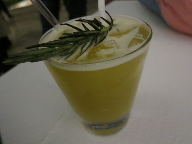 いきなり突然カクテル写真（笑）<br />このカクテルはHang over！二日酔いって名前らしい（笑）アルコールはそんなに強くないです<br />590+7%消費税+10%サービス料で2100円くらい？カード使えます。高っ！！<br />映画ハングオーバーの撮影で使われた有名ホテルです！<br /><br />ジムトンプソンのアウトレットからまたまたBTS乗り継ぎサパーンタクシン駅に逆戻り！無駄な動き（笑）<br />徒歩15分くらいのはずが、１本道を間違えノボテルホテルのほうへ・・・<br />その辺の女子高生に聞いてもルブアホテルは分からないって（涙）<br />（バンコクの女子高生の英語力の高さに驚かされました！親切にありがとう！！）<br />駅まで戻ってから道を間違えたことに気づく・・・ノボテルからシーロム通りを歩けば早かったのに（汗）