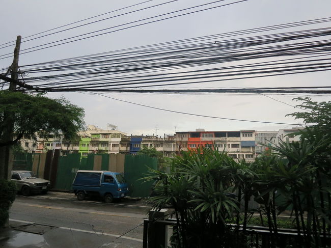 目の前は工事中<br />本店もだけど、辺鄙な場所に建てるよねお店を