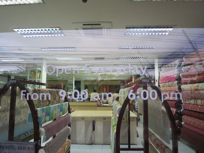営業時間は午後6時までで、6時寸前になったら電気消し始めましたよー<br />日本じゃ考えられない・・・<br />でも客も気にせず焦らず見てたけど（汗）<br />特に欲しいものないけど何か買いたい、でも時間がなくてジレンマ！<br /><br />ポーチなど小物売り場に皆さん直行<br />布売り場は誰もいませんでした<br />元値を知らないので安いのか分かりませんが、口紅くらいしか入らないポーチとかが230バーツとか？綿のハンカチが200バーツくらい。絹だと500バーツかな。<br />お菓子も売ってましたよ。<br /><br />