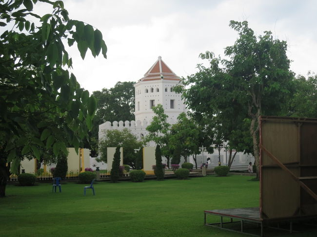 適当に歩いてチャオプラヤエクスプレス乗り場へ<br />公園がきれいでした<br />スコールがきそうだったので大急ぎ！<br />ちょうど乗り場に着いたらスコールが！