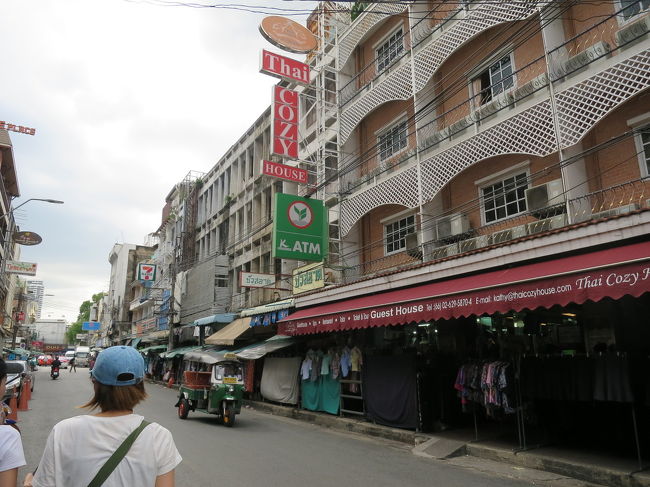 カオサン通り近くをふらつき雰囲気を味わいます<br />この辺り賑わってて欧米観光客向けのバーみたいな店も多いし、屋台も多いし、コンビにもあるし、面白そうなエリアでした。<br />ゴチャゴチャしてるともいう。<br />でもマレーシアより雰囲気いいと思います