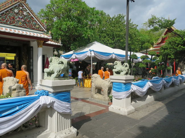 なんだか、お坊様だらけ<br />そしてシリキット王妃色の飾りつけ