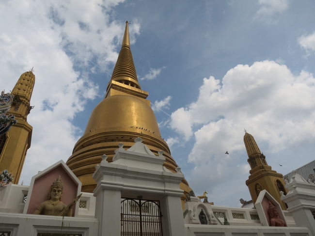 立派です<br />なんでも現国王ラマ9世が出家されたお寺とか<br />そんな立派な場所に知らずに来てました<br /><br />ちなみに他の寺に案内する詐欺はよくある手口のようでバンコクナビにも紹介されてました<br />他の場所を紹介してトゥクトゥクに何の利益があるんでしょうか？<br />ロングテイルボートはマージンが入るんでしょうけど。