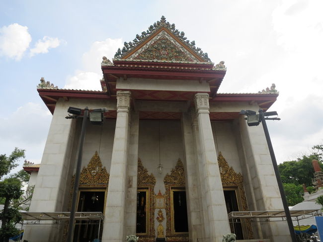 トゥクトゥクのおじさんが、別のトゥクトゥク運転手告げて、無事に到着しました