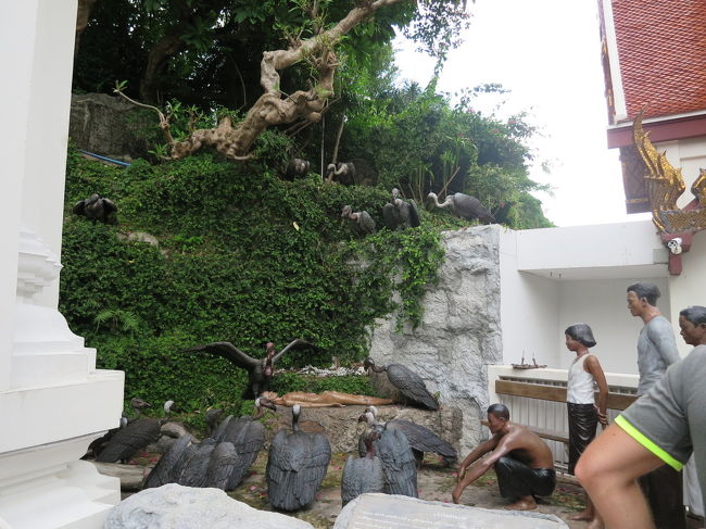 またまた階段を下りて下りて・・・びっくり！<br />鳥葬のもようらしいです