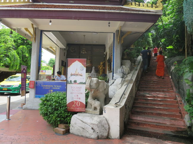 またまたトゥクトゥクを横目に暑い中を仏壇通りを歩いて歩いて到着<br />ここは２０バーツ支払わないと登れないよう