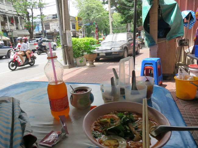 マイルドでお願いしたトムヤムラーメンと不味いオレンジファンタ<br />45バーツくらい<br />海老と香草たっぷりで美味しいと思う。<br /><br />店員さんが龍眼を摘まんでたので一粒おねだり♪