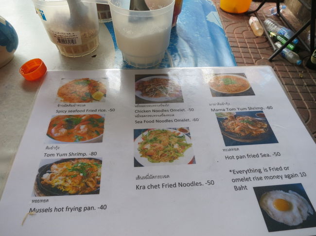 パッタイの発祥地ティップなんとかを探しましたが見当たらず、どうやら売り切れ閉店？！<br />手前にあったフレッシュオレンジジュースの看板にひかれ屋台飯<br />が、ジュースなないって！！