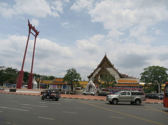なので歩きました。<br />お坊様に教えてもらった大鳥居の寺<br />裏口から入ったようで20バーツスルーしてしまいました(汗)<br /><br />