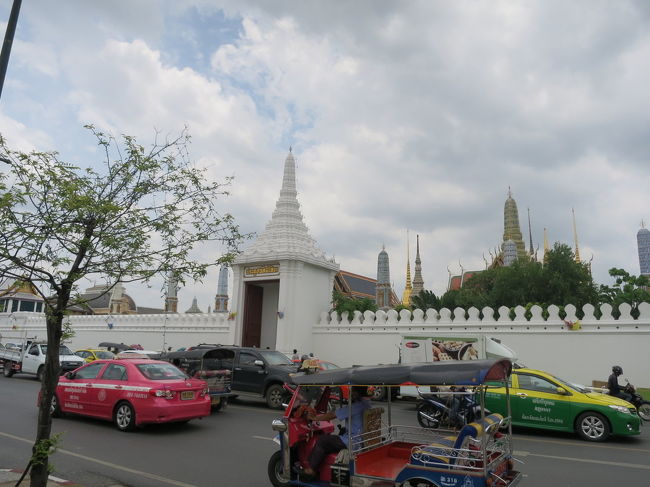 外から見ると王宮もワット・ポーも白い壁で同じよう