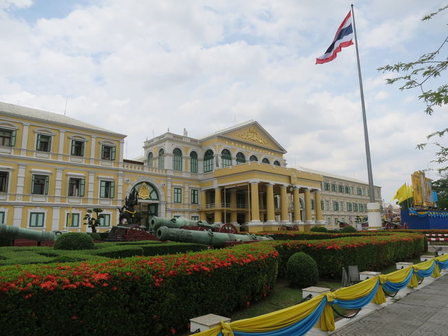 次の目的地へトゥクトゥク乗ろうとしたら100バーツって！<br />それって高くない？<br />チェンマイのソンテオなんて20バーツからよ！