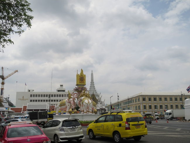 王宮閉まってる詐欺に出会うこともなく、王宮を後にして、交差点へ<br />象さんだー！<br />この程度の交通量なら渡れます。<br />ハノイを切り抜けたんだ私は！！