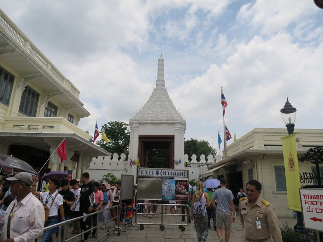 付いてったら出入り口に戻れました！<br /><br />ここから荷物検査してグルグル並んで、流れにのっていけば王宮に辿り着きます。<br />が、広いし暑いです。