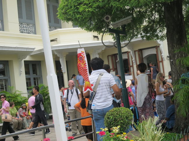 日本人ツアーのガイドさんかな？<br />ボートツアーの呼び込みとかタクシーとか観光客で、ごちゃごちゃ大混雑してます。この辺り。