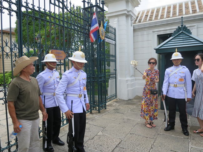暑いなか無表情で、お疲れさまです！<br />大陸からの方々は遠慮が有りません！<br />なんて言いながら、ちょっと羨ましいな。<br />私も撮りたいー！
