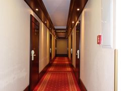 今日から２泊するホテルの廊下。
ブレーメン中央駅の目の前です。