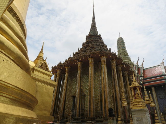 さすがに王宮なのでド派手です。<br /><br />しかし12時ごろだからか、お天道様が真上で暑いー！！<br />