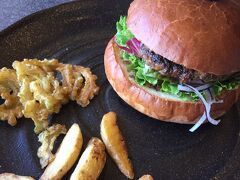 お昼は、無料クーポンをいただいたので
ホテル内のレストランで。

石垣バーガー、照り焼きとラー油味があり。
どちらも美味でした。