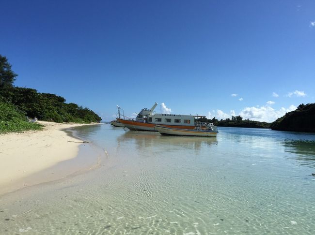 透き通る海水。<br />噂通りの美しい湾です。<br />でも、あつい、あつい！<br />乗船前のビーチに日陰なし。<br />肌がいたいです。